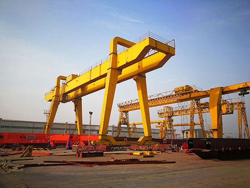 ka hoʻohana ʻana i ka crane gantry ma ka dock