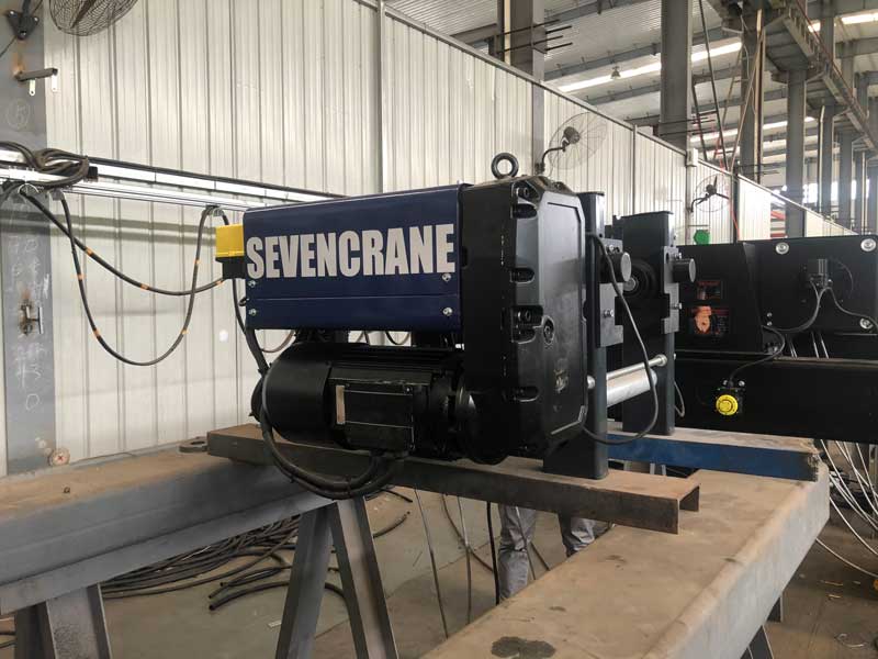 wire-rope-hoist-in-the-factory